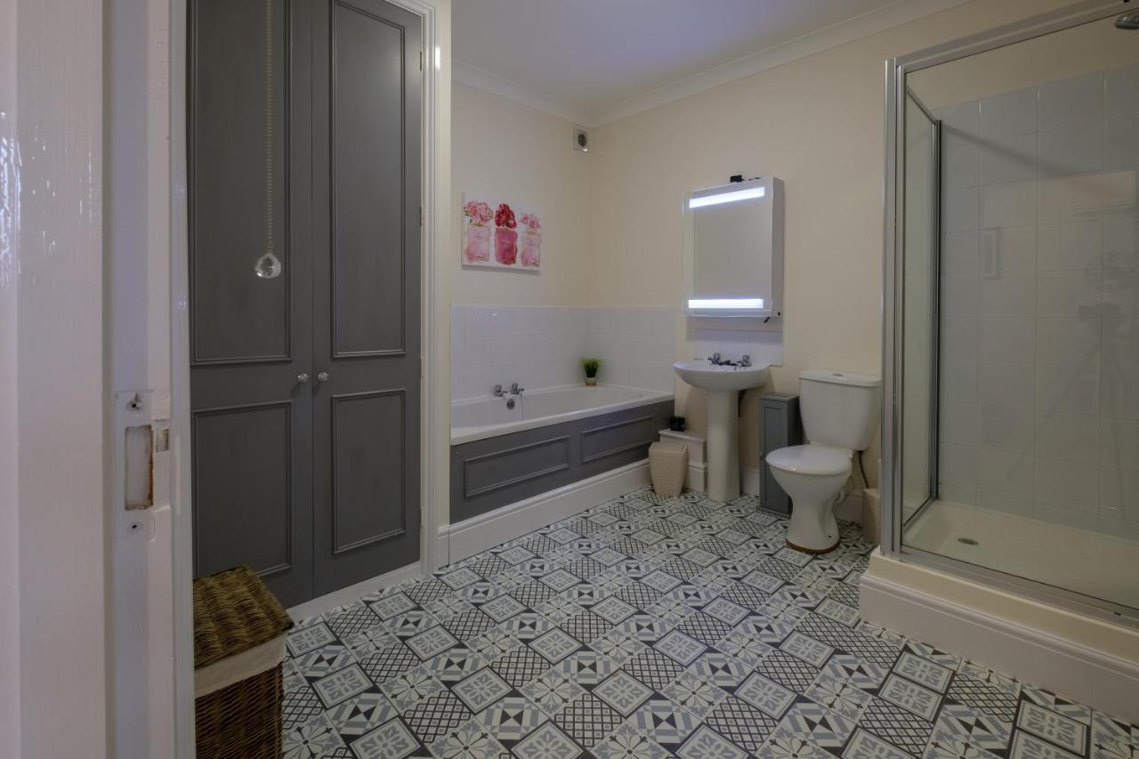 רייד Luxury Living, Stylish Modern Apartment In The Heart Of Ryde מראה חיצוני תמונה